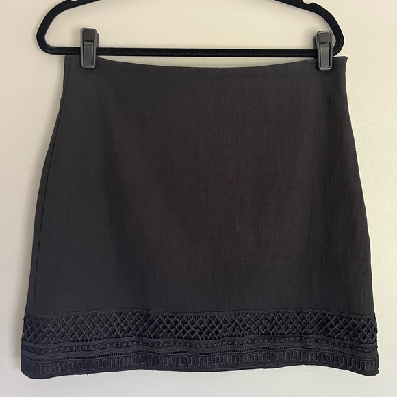 LOFT Dresses & Skirts - LOFT Black Short Skirt Lace Embroidered Hem Lined Cotton Blend Linen Look Sz 10